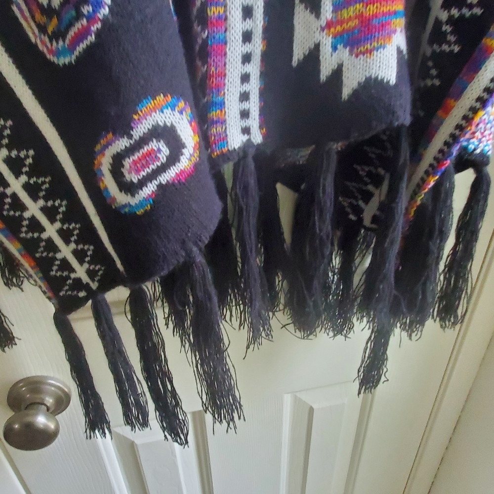 Aztec print shawl - Picture 4 of 5